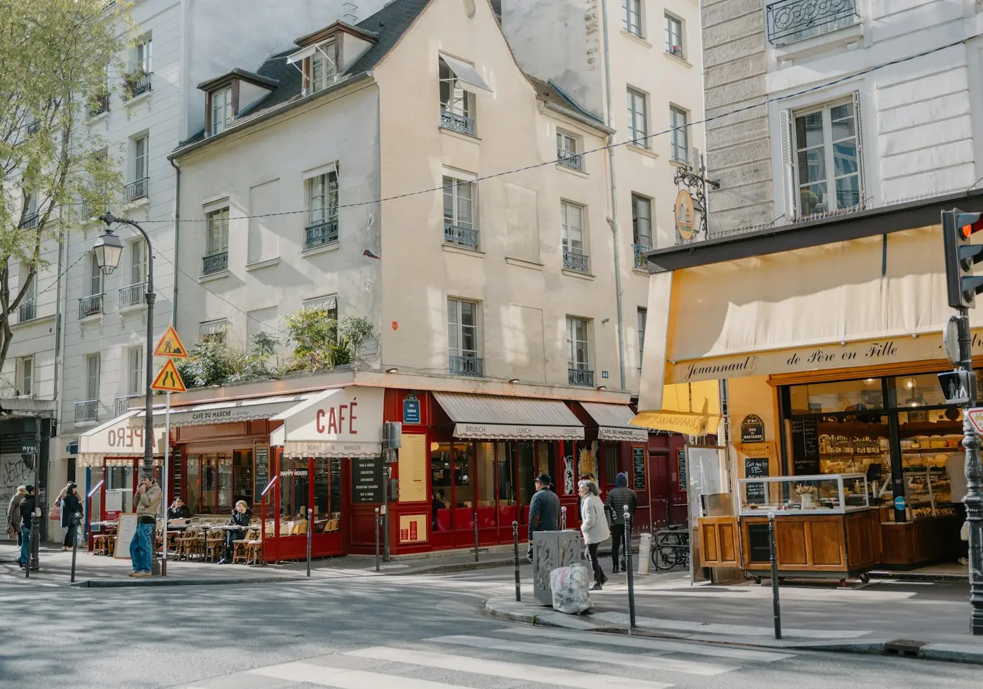 Cafés et devantures à l’angle d’une rue parisienne