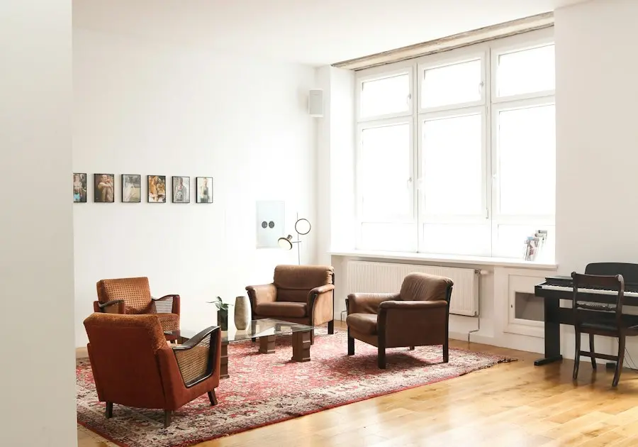 Séjour avec parquet dans un appartement parisien