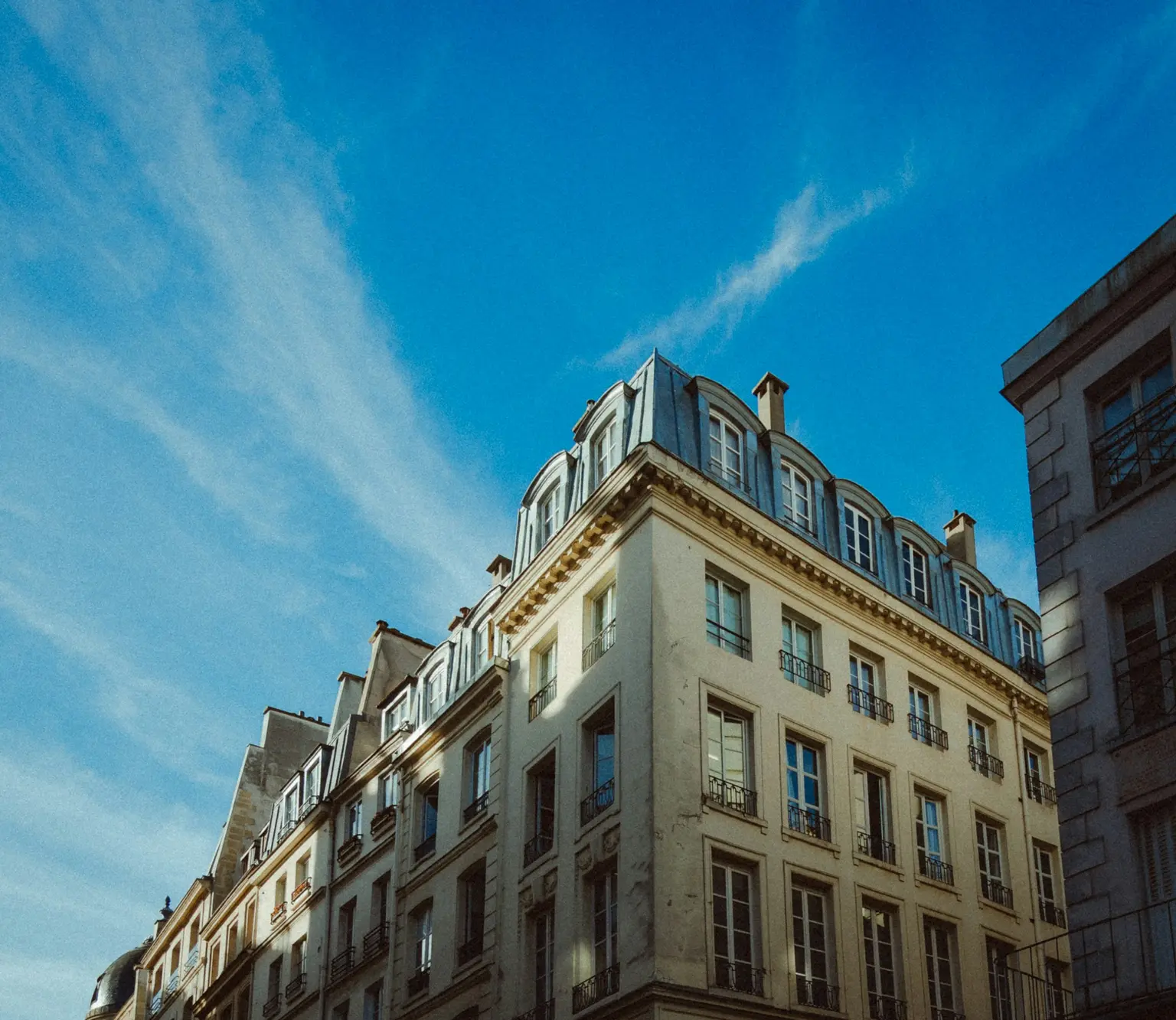 Immeubles haussmanniens à Paris sous un ciel bleu