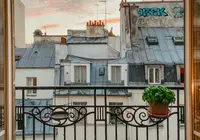 Balcon fleuri d’un immeuble parisien