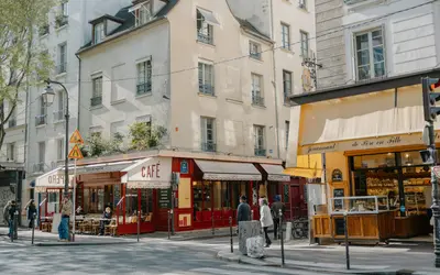Cafés et devantures à l’angle d’une rue parisienne