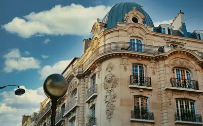 Façade d’immeuble en pierre de taille sous un ciel bleu